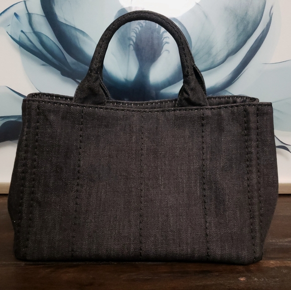 GORGEOUS and PRACTICALLY NEW CONDITION PRADA CANAPA - Picture 2 of 9